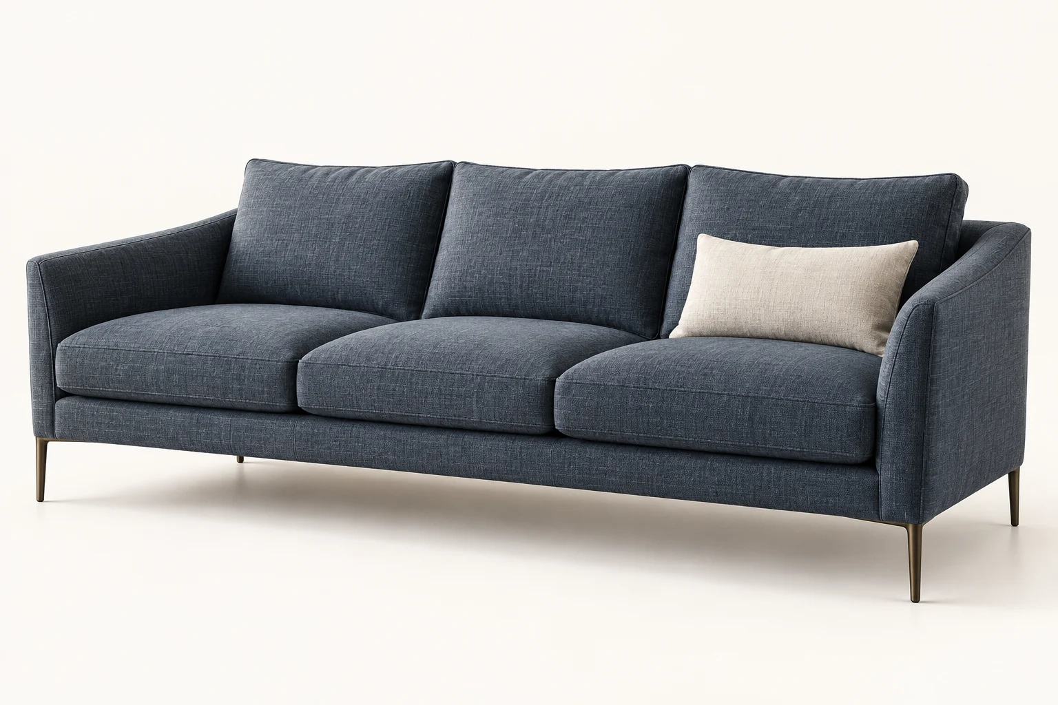 Divan bleu grisé en tissu tissé sur pieds métalliques fins, avec coussin ivoire.